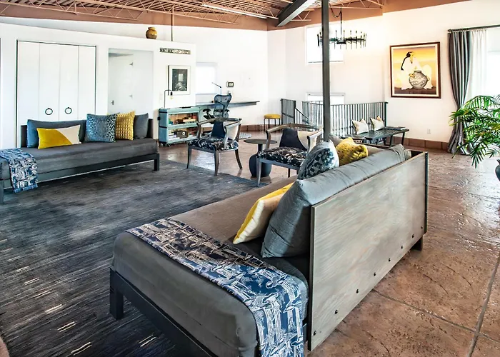 Heart Of Vibrant Railyard-Downtown Loft With Radiant Heat And Deep Luxurious Soaking Tub